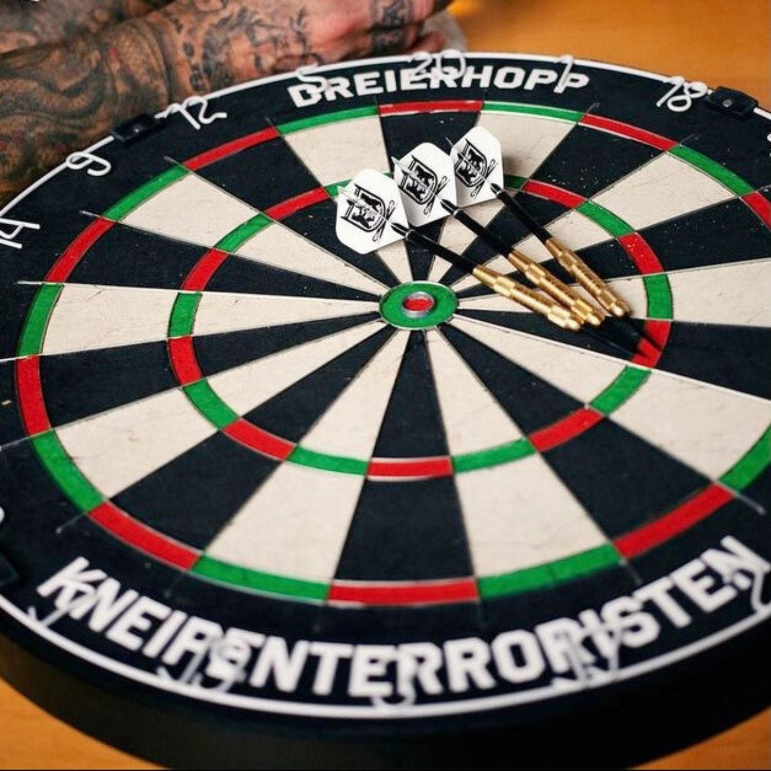 Personalisierte Dartscheibe mit personalisierten Dartpfeilen