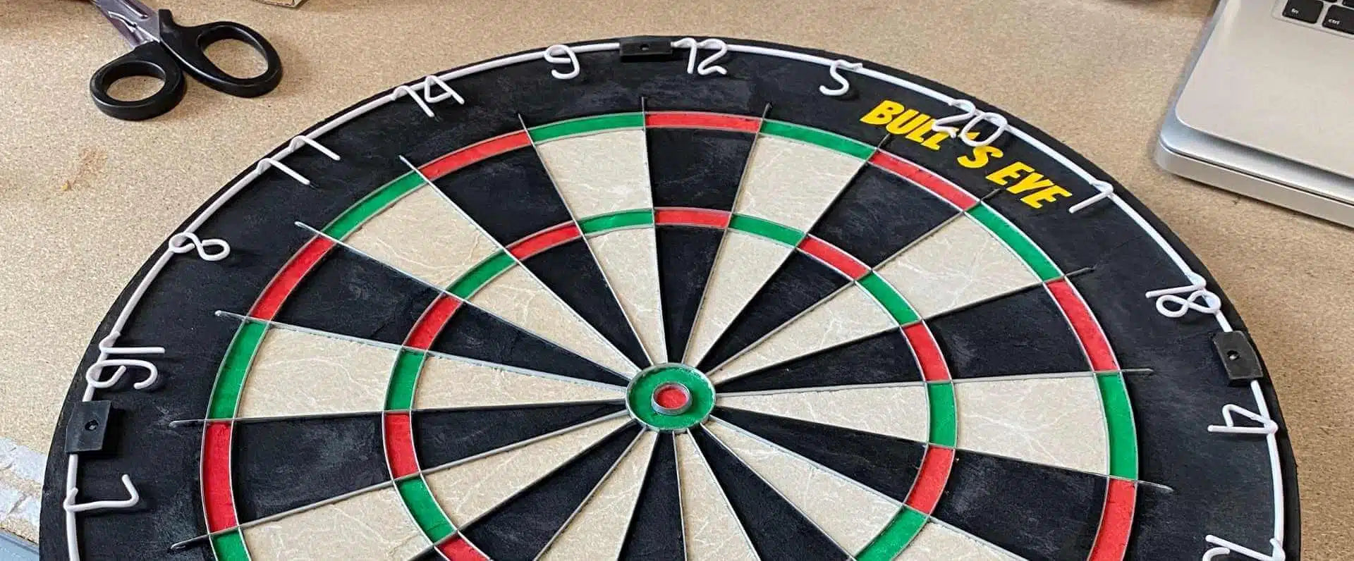 Hanging up the dartboard: Tips for wall mounting 🎯